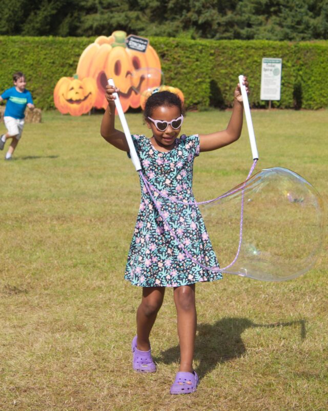 Making bubbles... and memories! 

Come make some fall memories with the whole family. 🧡 Open Wednesday to Sunday until October 31.