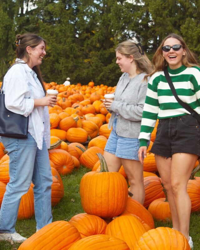 All smiles for the best time of the year! 🍂🧡

Grab your friends and make some Fall memories with a visit to @stromsfarm 

Open Wednesday-Sunday until October 31 🎃